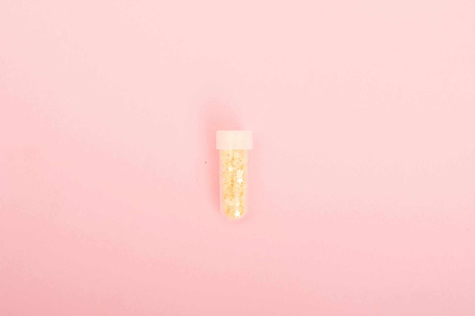 Urine jaune fluo : causes, significations et conseils